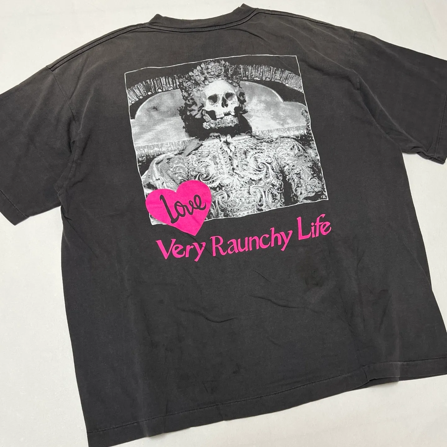 SAINT Mxxxxxx SS TEE/LOVE/BLK LOVE Pink Love Skull Distressed TEE Washed Black S-XL Cylindrical Fabric Ready-made Assute Dyeing Ma Liu Fading Washing Technology Top Printing Technology Handmade Graffiti Splashing Ink Correct Main Mark/Wash Mark/Anti-Counterfeiting Label Top Purchasing Level
